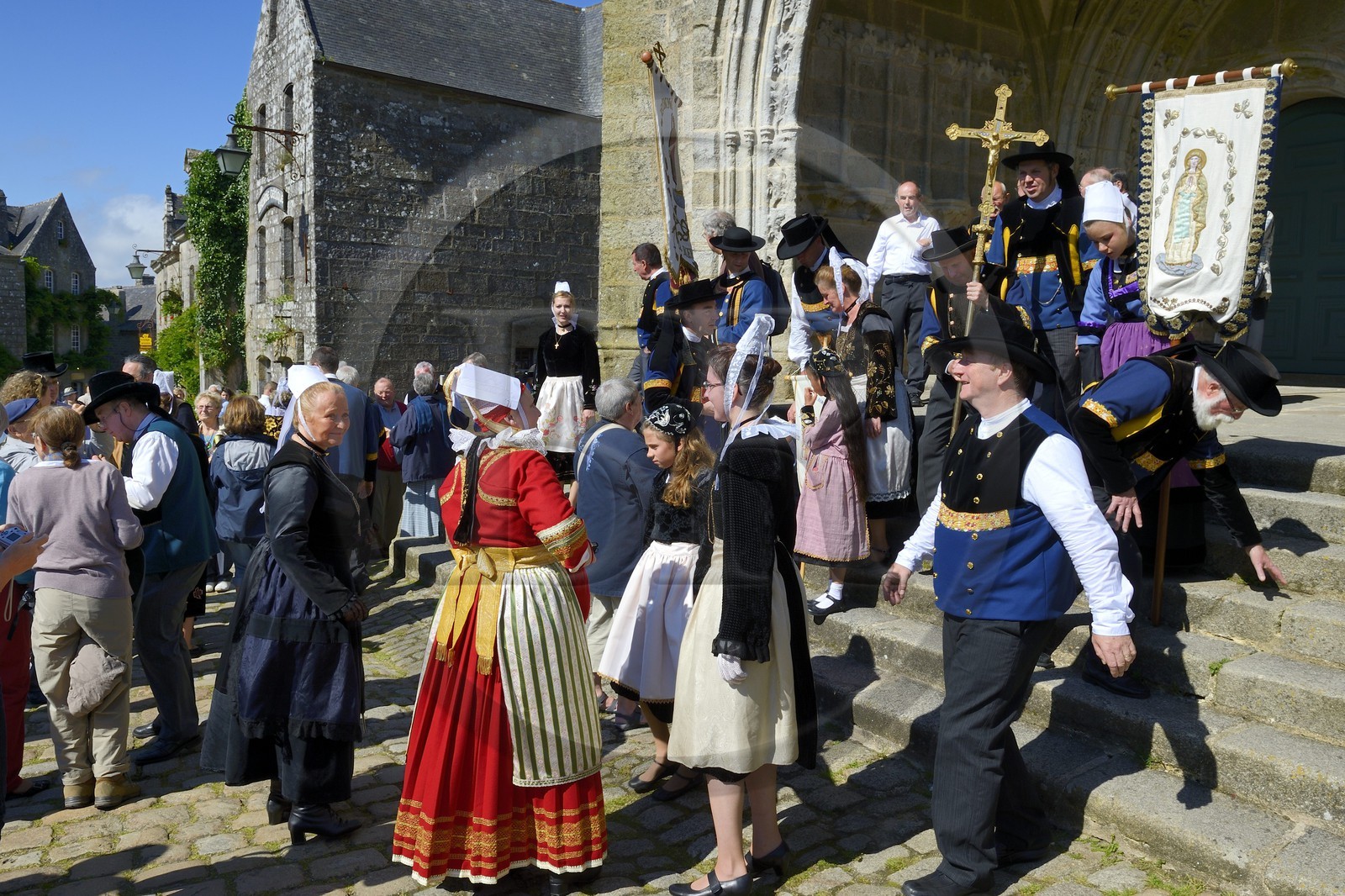 France, Finistère (29), Locronan, labellisé Les Plus Beaux Villages de France, sortie de église Saint-Ronan à la fin de la procession de la Troménie
