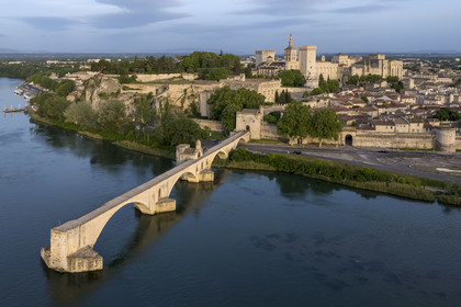 France, Vaucluse (84), Avignon, le pont Saint-Bénézet (pont d'Avignon) sur le Rhône et le Palais des Papes, classés Patrimoine mondial de l'UNESCO, en arrière plan (vue aérienne)