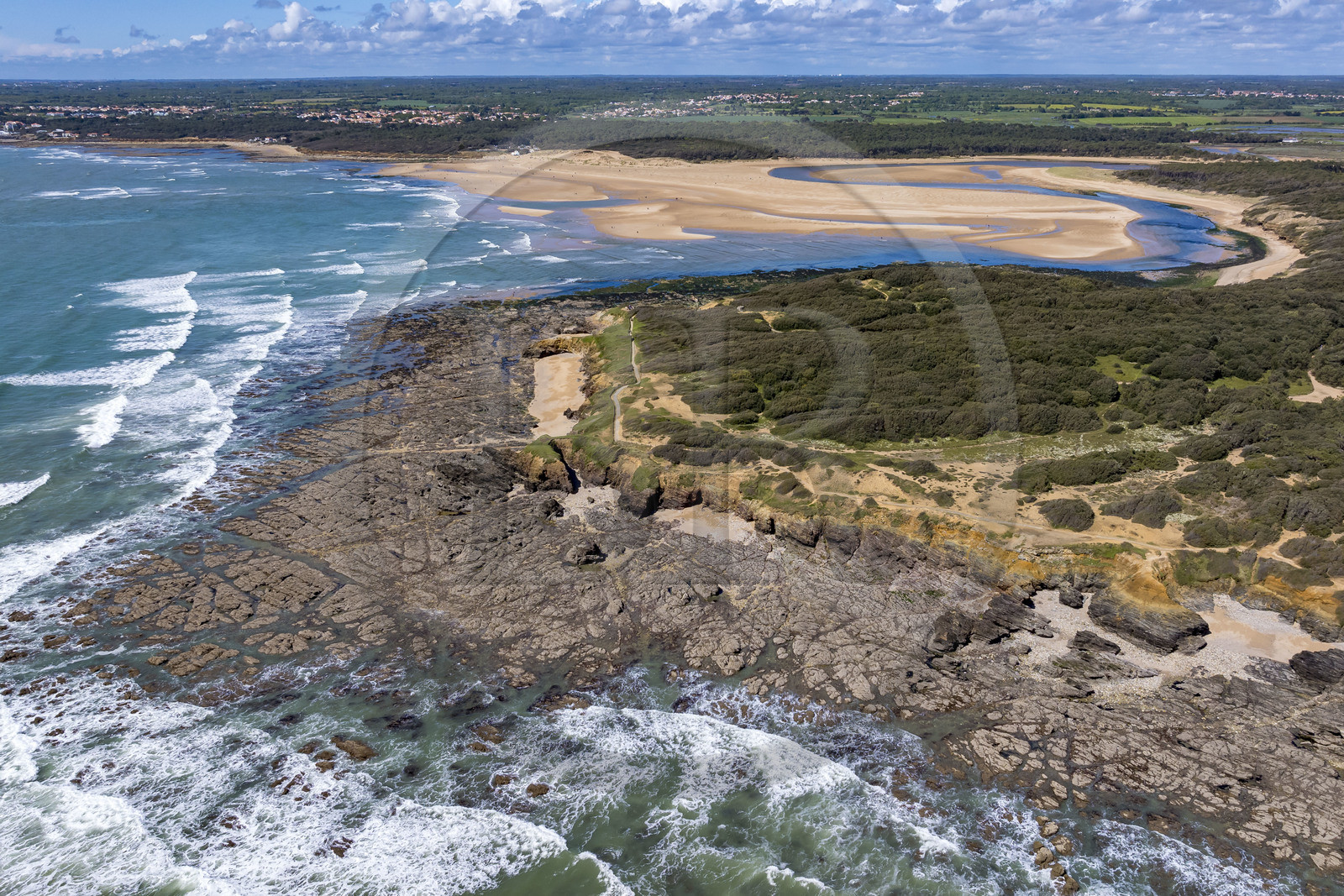 France, Vendée (85), Jard-sur-Mer, la Pointe du Payré, la plage du Veillon et estuaire de la rivière Payré (vue aérienne)