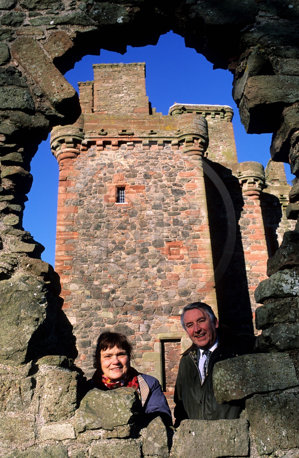 Royaume-Uni, Ecosse, Perthshire and Kinross, portrait de Sir David Steel et de son épouse Judith devant le Balvaird Castle