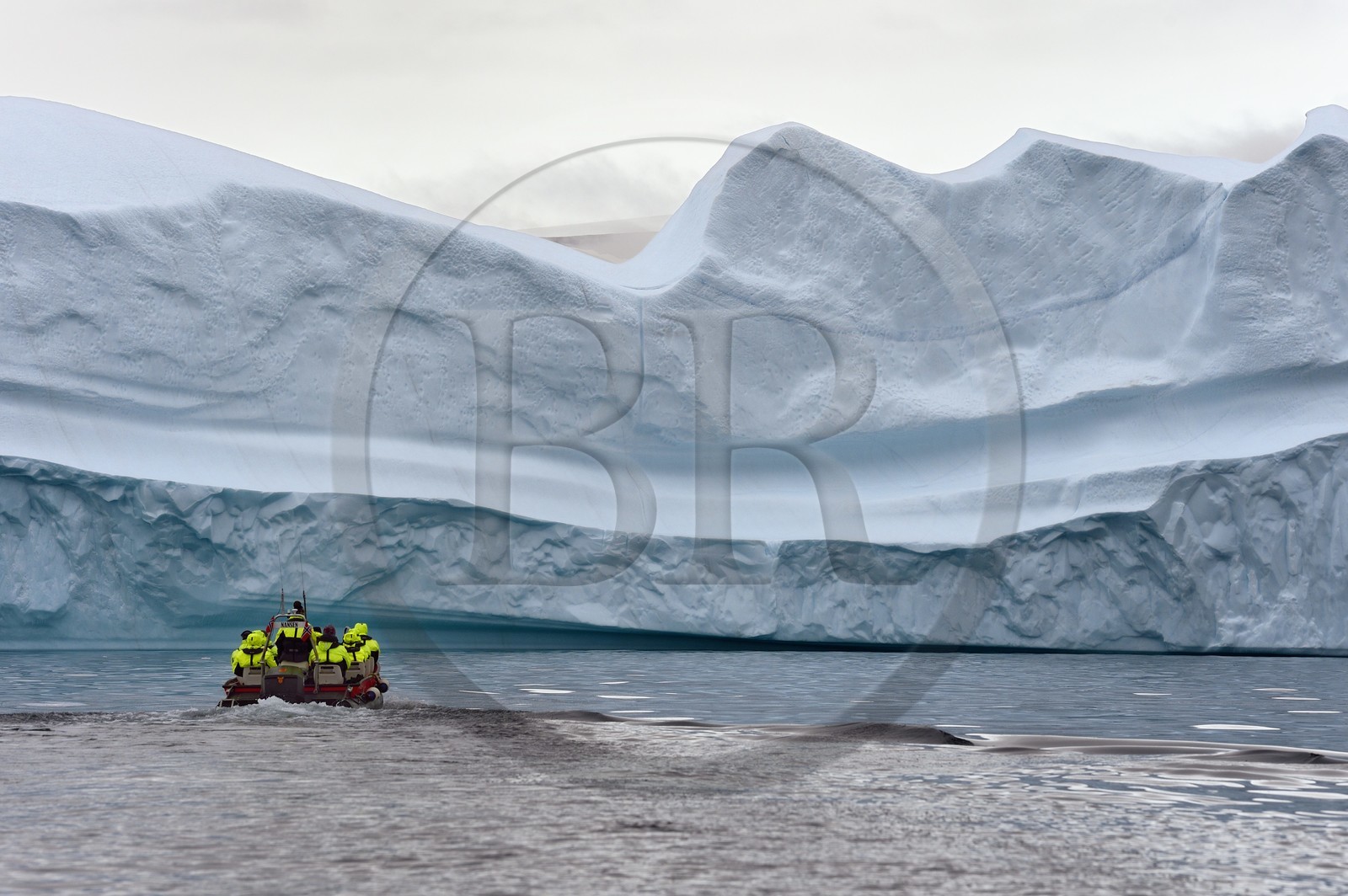Groenland, cote Nord-Ouest, mer de Baffin, Inglefield Fjord vers Qaanaaq, iceberg et un PolarCirkel boat (zodiac) d'exploration du bateau de croisière MS Fram de la compagnie Hurtigruten