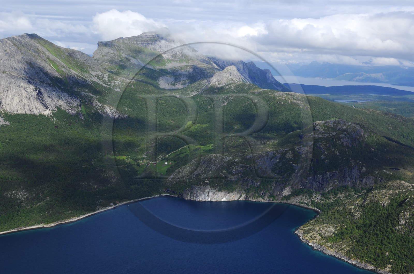 Norvège, Troms, la côte ouest du continent face aux Iles Lofoten (vue aérienne)