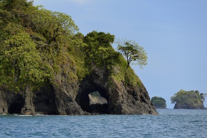 Panama, province de Chiriqui, Parc national marin du Golfe de Chiriqui, grotte de la côte vers Boca Chica