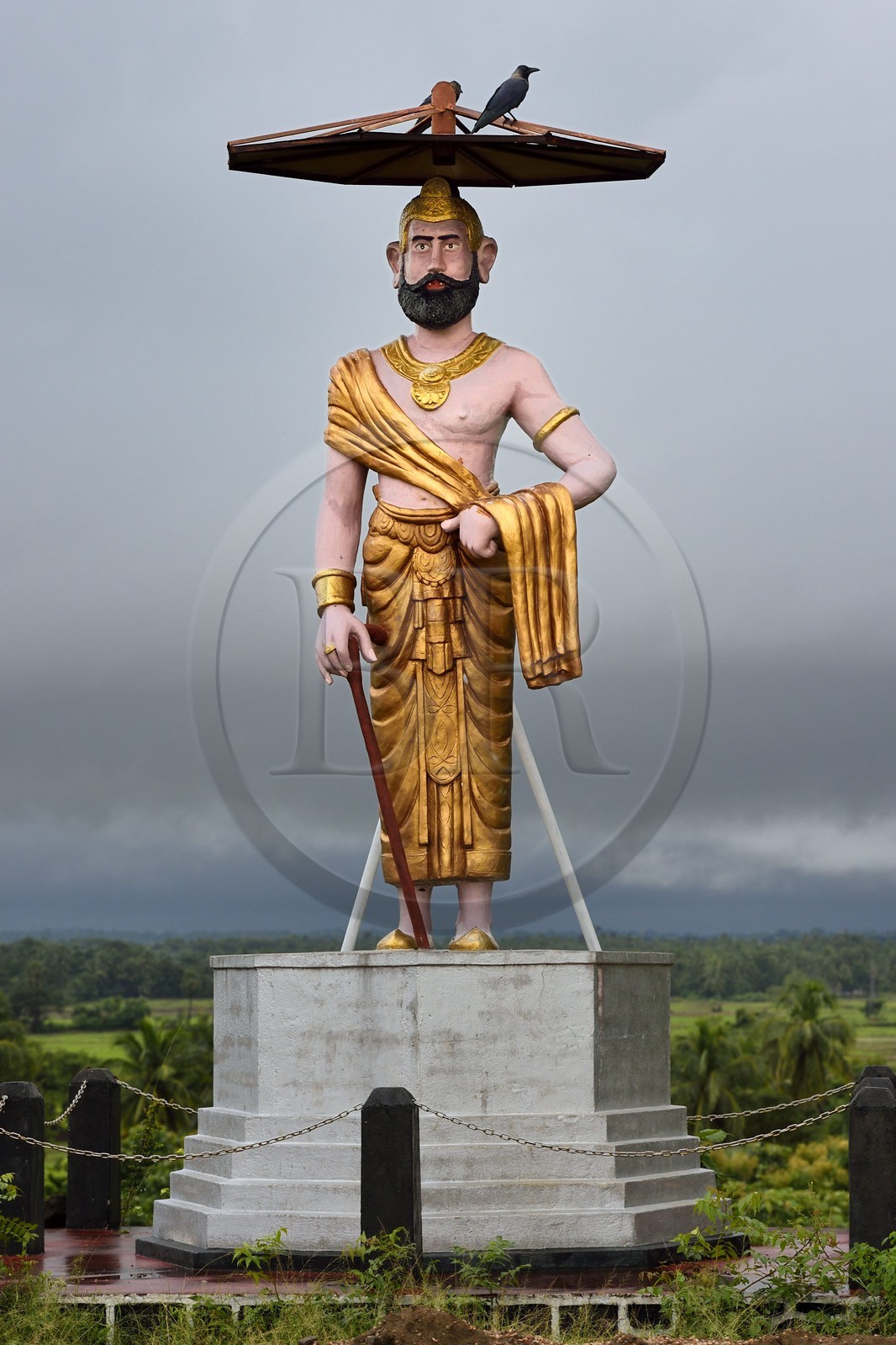 Sri Lanka, province de l'Est, districte de Trincomalee, reservoir de Kantale (Kantalai) construit par Aggabodhi II (606-618) représenté par cette statue