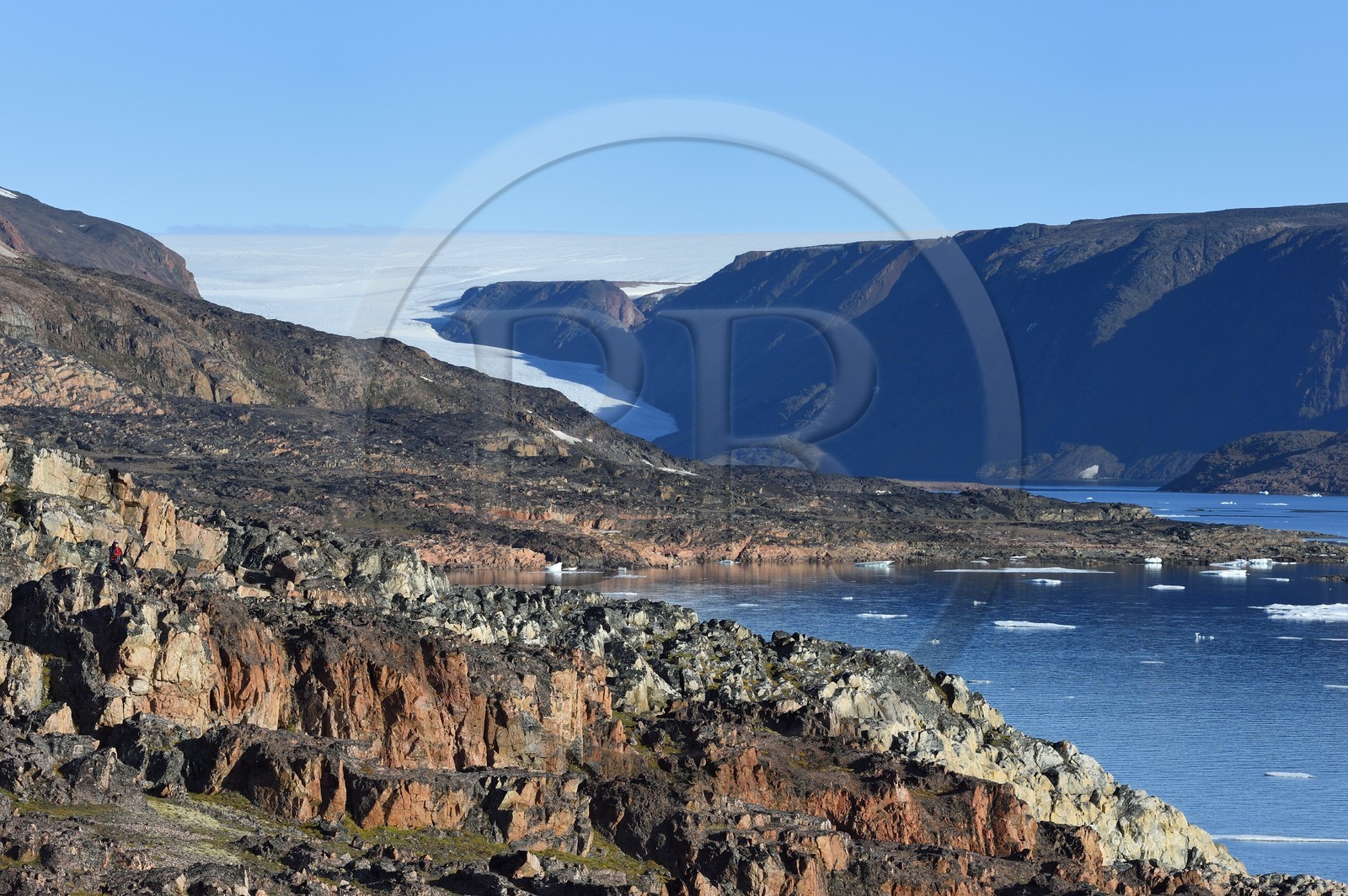 Groenland, cote Nord-Ouest, Smith sound au nord de la baie de Baffin, Inglefield Land, site de Etah dans le Foulke fjord, campement inuit aujourd'hui abandonné qui servit de base à plusieurs expéditions polaires, glacier Brother John et la calotte glaciaire en arrière plan