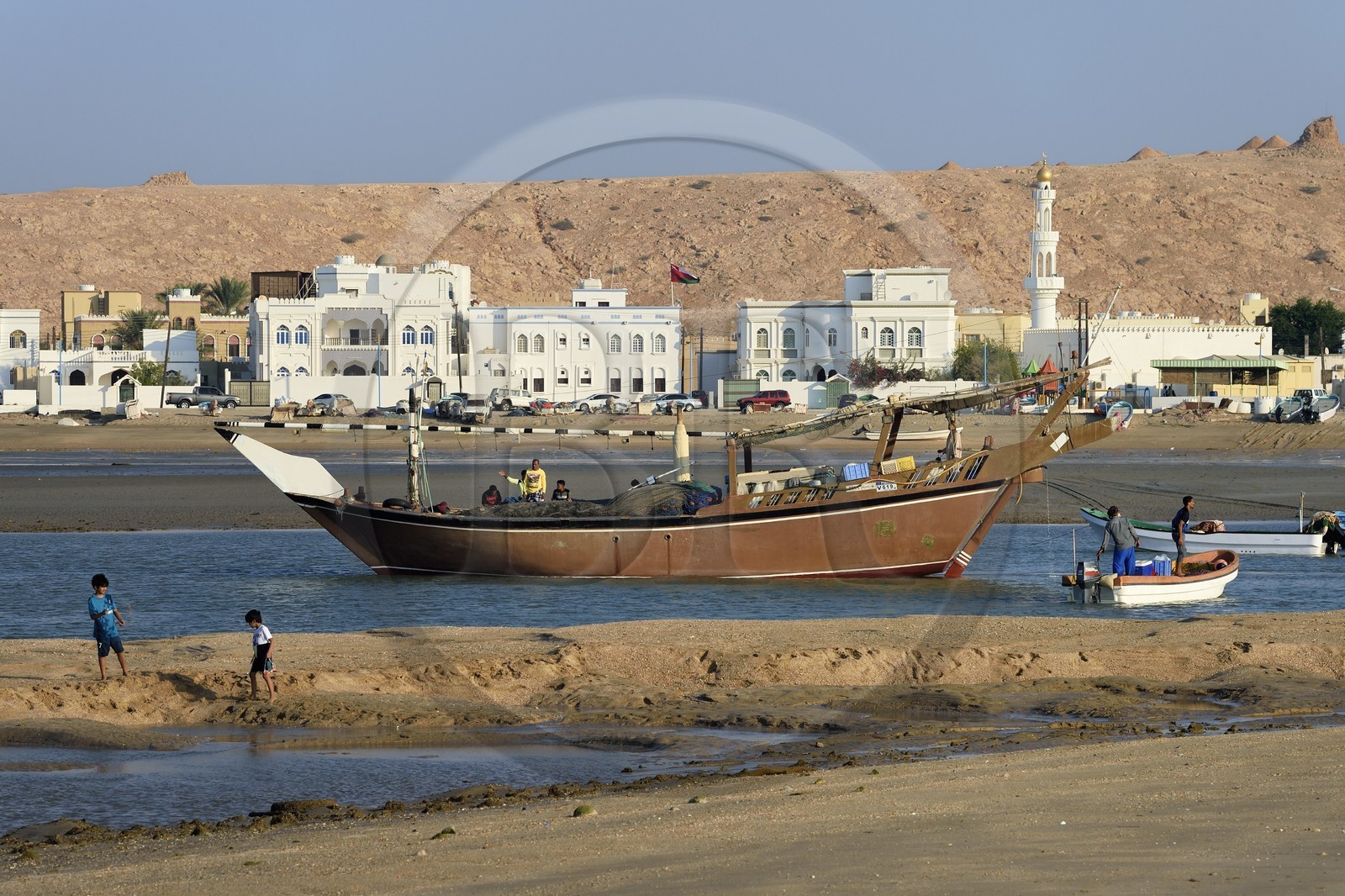 Sultanat d'Oman, gouvernorat de Ash Sharqiyah, ville et port de Sour, le vieux quartier de pêcheurs de Al Ayjah, pecheurs sortant du port sur leur boutre