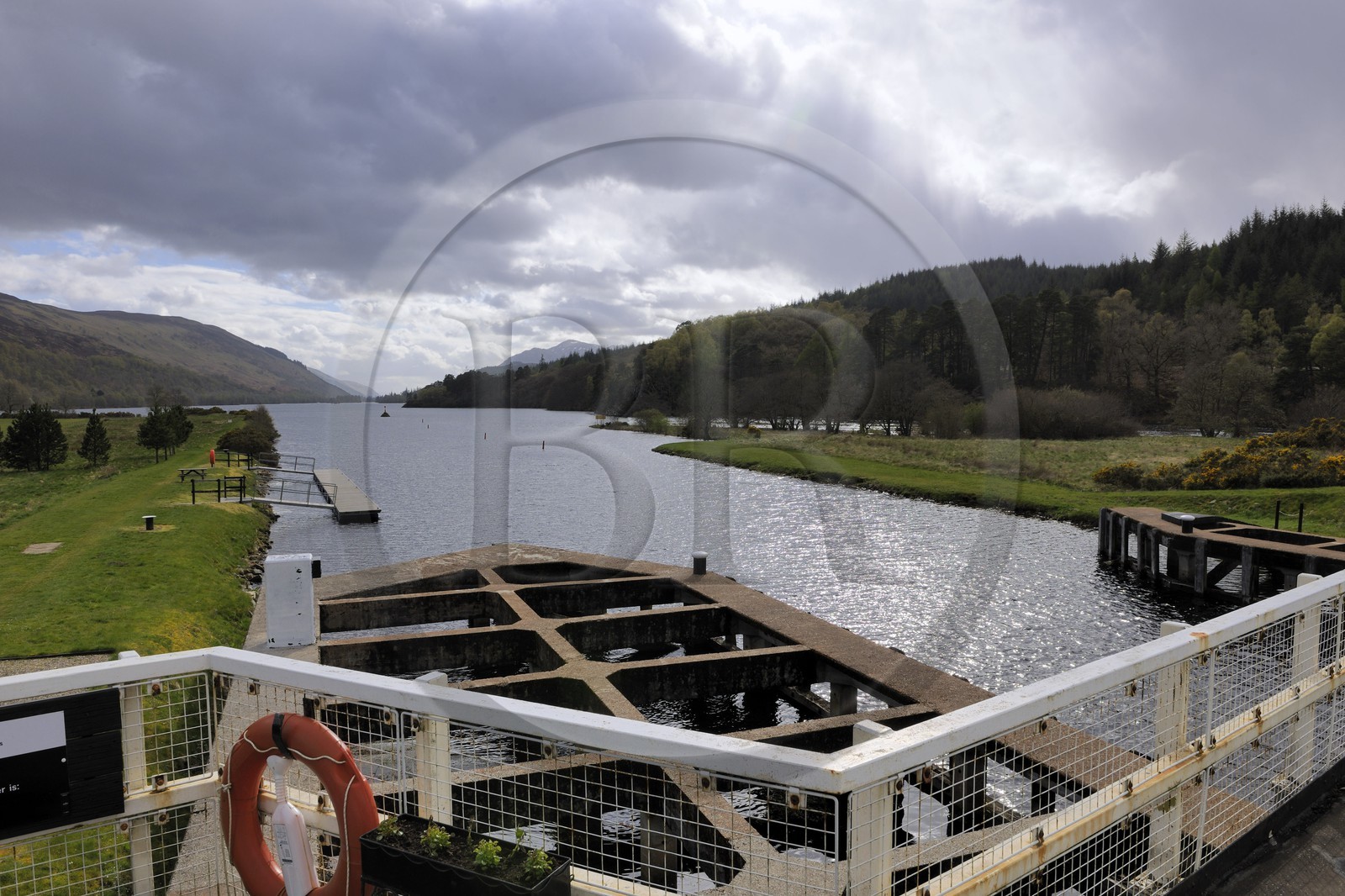 Royaume-Uni, Ecosse, région des Highlands, une écluse du Caledonian Canal au sud du Loch Ness (Aberchalder bridge)