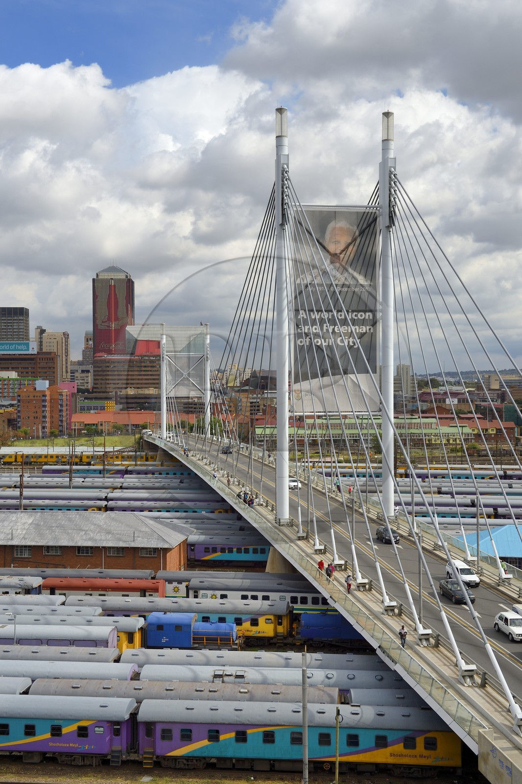 Afrique du Sud, province de Gauteng, Johannesburg, vue sur le pont Nelson Mandela qui surplombe les wagons de trains de Park Station et sur le centre-ville Central Business District depuis le quartier de Braamfontein