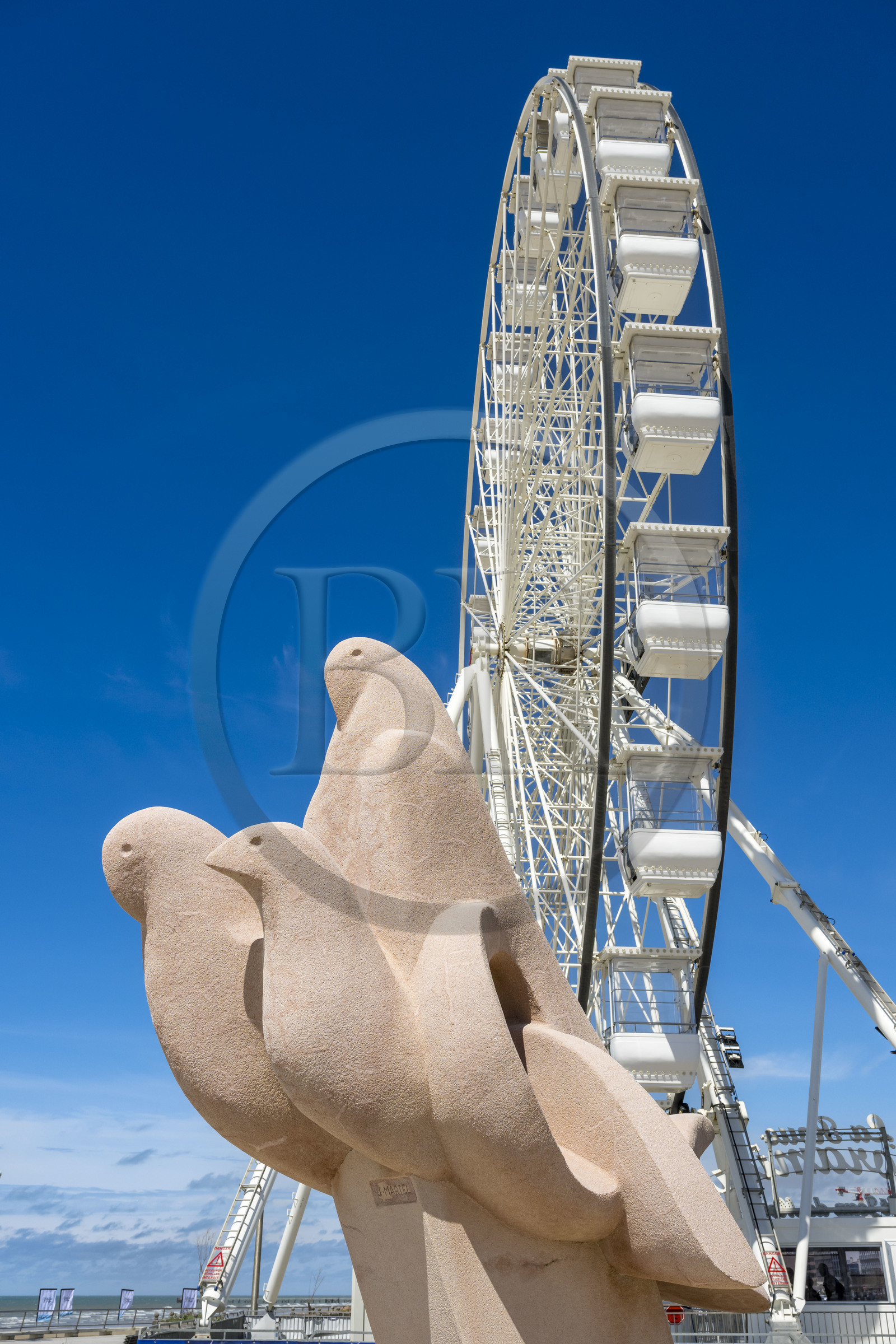 France, Vendée (85), Saint-Jean-de-Monts, la grande roue sur le front de mer et Les Oiseaux de Mer sculpture animalière monumentale des artistes jumeaux Jan et Joel Martel