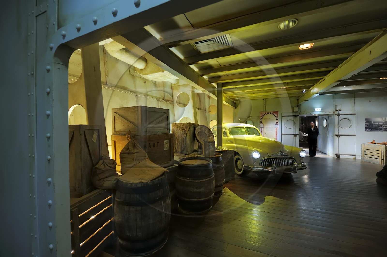 France, Loire-Atlantique (44), port de Saint-Nazaire, Escal'Atlantic dans l'ancienne base sous-marine fait revivre le monde des transatlantiques, reconstitution  de la cale avec une Buick