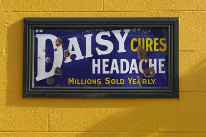 Irlande, Co. Kildare, Naas, anciennes publicités devant un pub