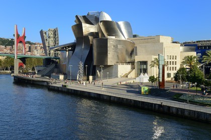 Espagne, Biscaye, Pays Basque espagnol, Bilbao, le musée Guggenheim de l'architecte Frank Gehry et Pont de La Salve avec l'installation de l'artiste français Daniel Buren Les Arches Rouges en arrière plan