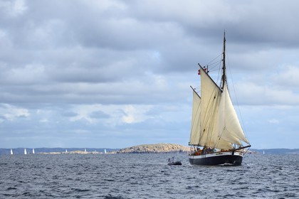 Sweden, Västra Götaland, traditional sailboat off Väderöarna (weather islands) off Fjällbacka