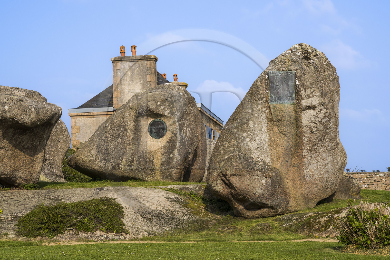 France, Côtes-d'Armor (22), Côte de Granit Rose, Trégastel, rochers avec des plaques honorifiques près de la chapelle Sainte Anne