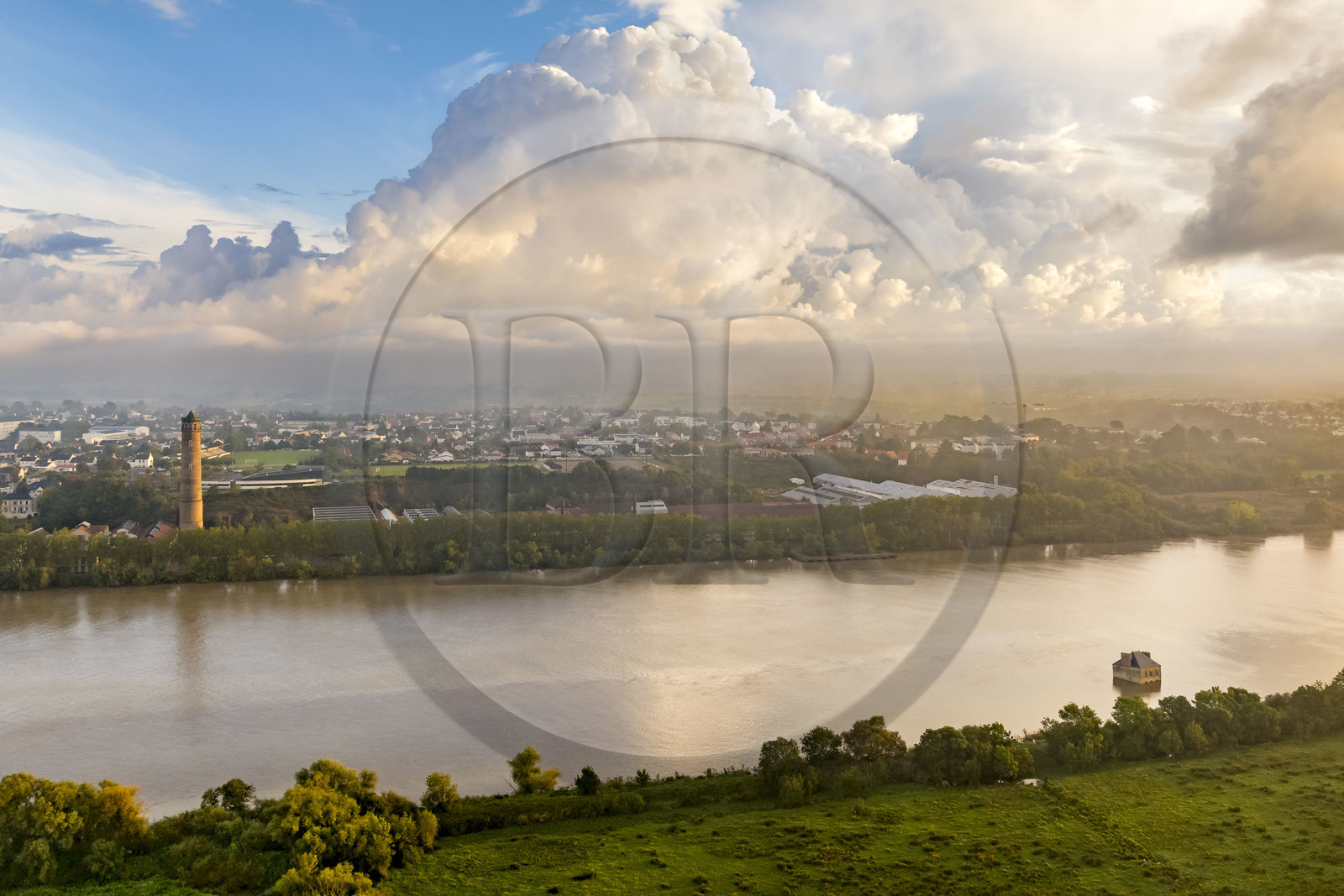 France, Loire-Atlantique (44), Couëron, collection d'art contemporain à ciel ouvert Estuaire, La Maison dans la Loire réalisé par l'artiste Jean-Luc Courcoult et la Tour à plomb de 69 m de haut construite au XIXème siècle (vue aérienne)