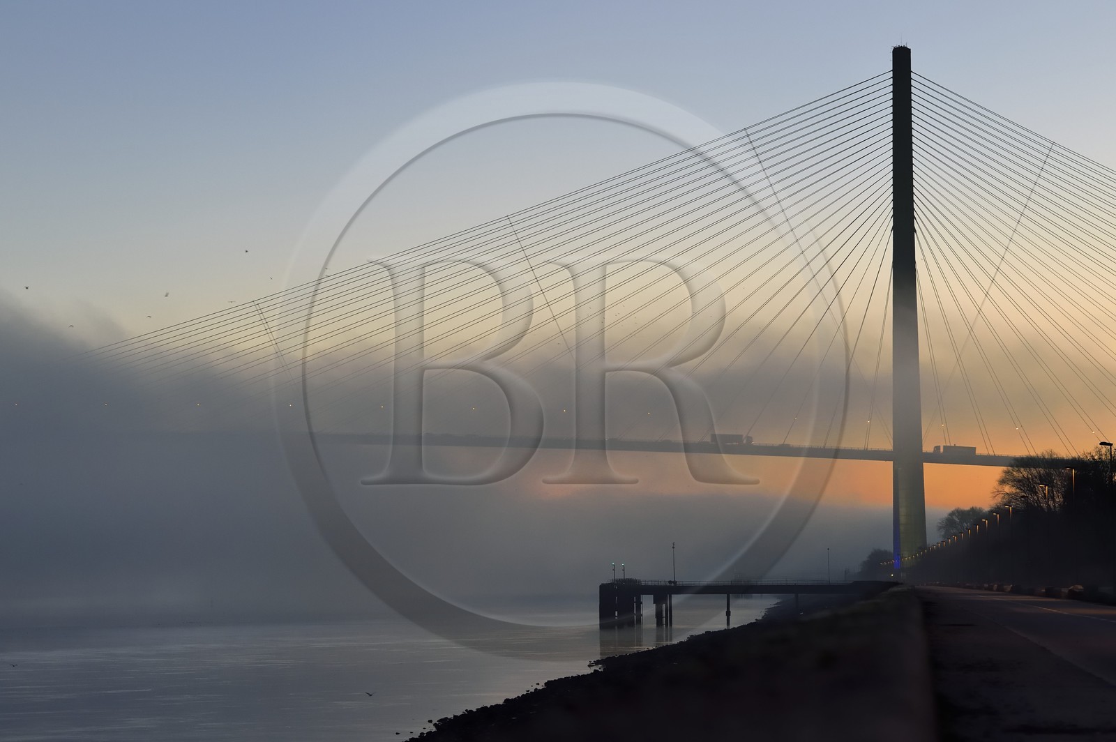 France, entre Calvados (14) et Seine-Maritime (76), le Pont de Normandie dans les brumes de l'aube, il enjambe la Seine pour relier les villes de Honfleur et du Havre