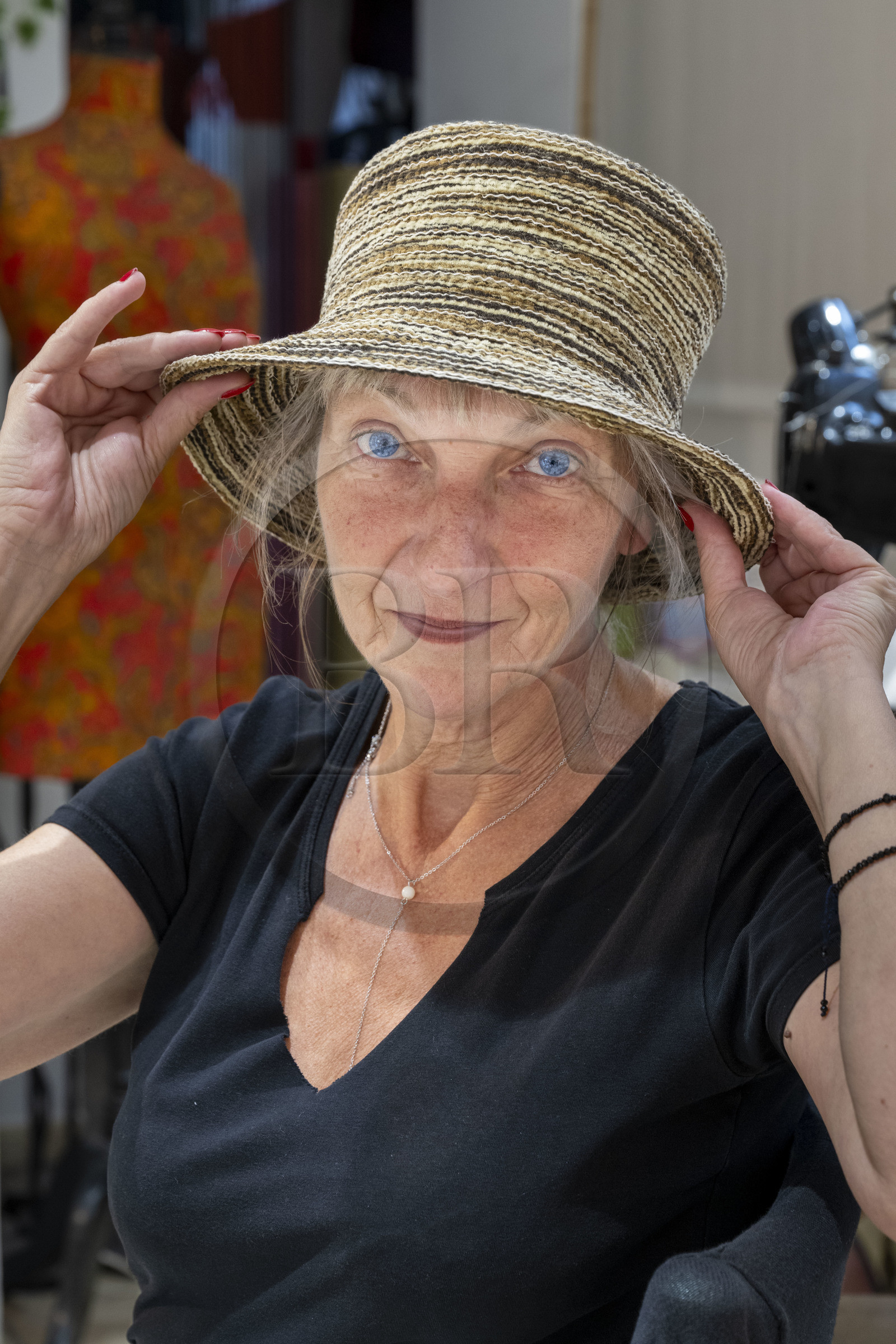 France, Côte-d'Or (21), Dijon, la modiste Sara Tintinger, Meilleur Ouvrier de France, dans son atelier-boutique de la rue d'Assas Bibi & Bob