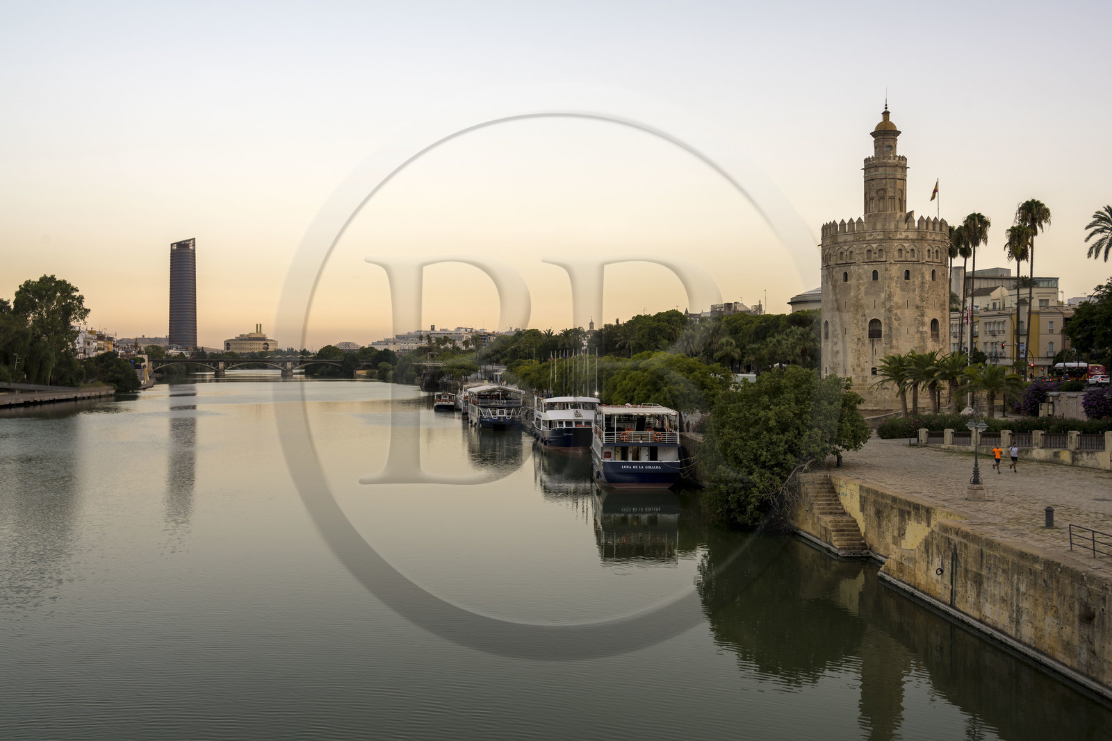 Espagne, Andalousie, Séville, en bordure du fleuve Guadalquivir, la Tour de l'Or (Torre del Oro), ancienne tour d'observation militaire construite au début du XIIIe siècle reconvertie en musée maritime