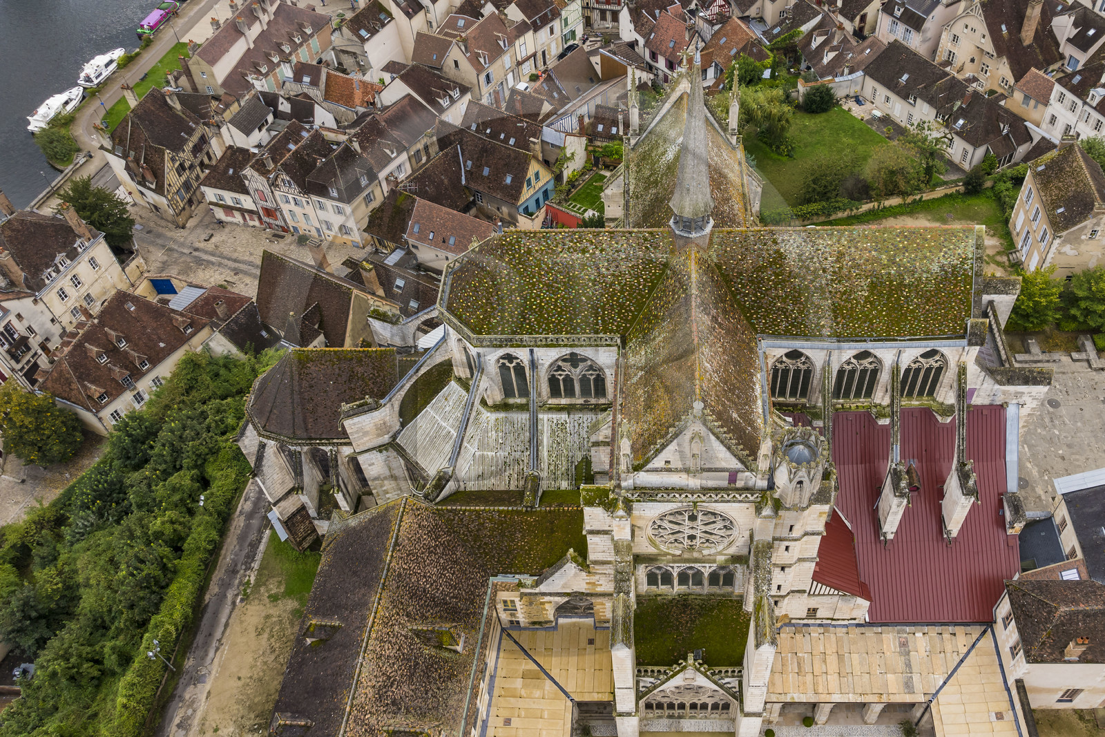 France, Yonne (89), Auxerre, Cité de la Parole et du Son, l'abbaye Saint-Germain surplombant le quartier de la Marine (vue aérienne)