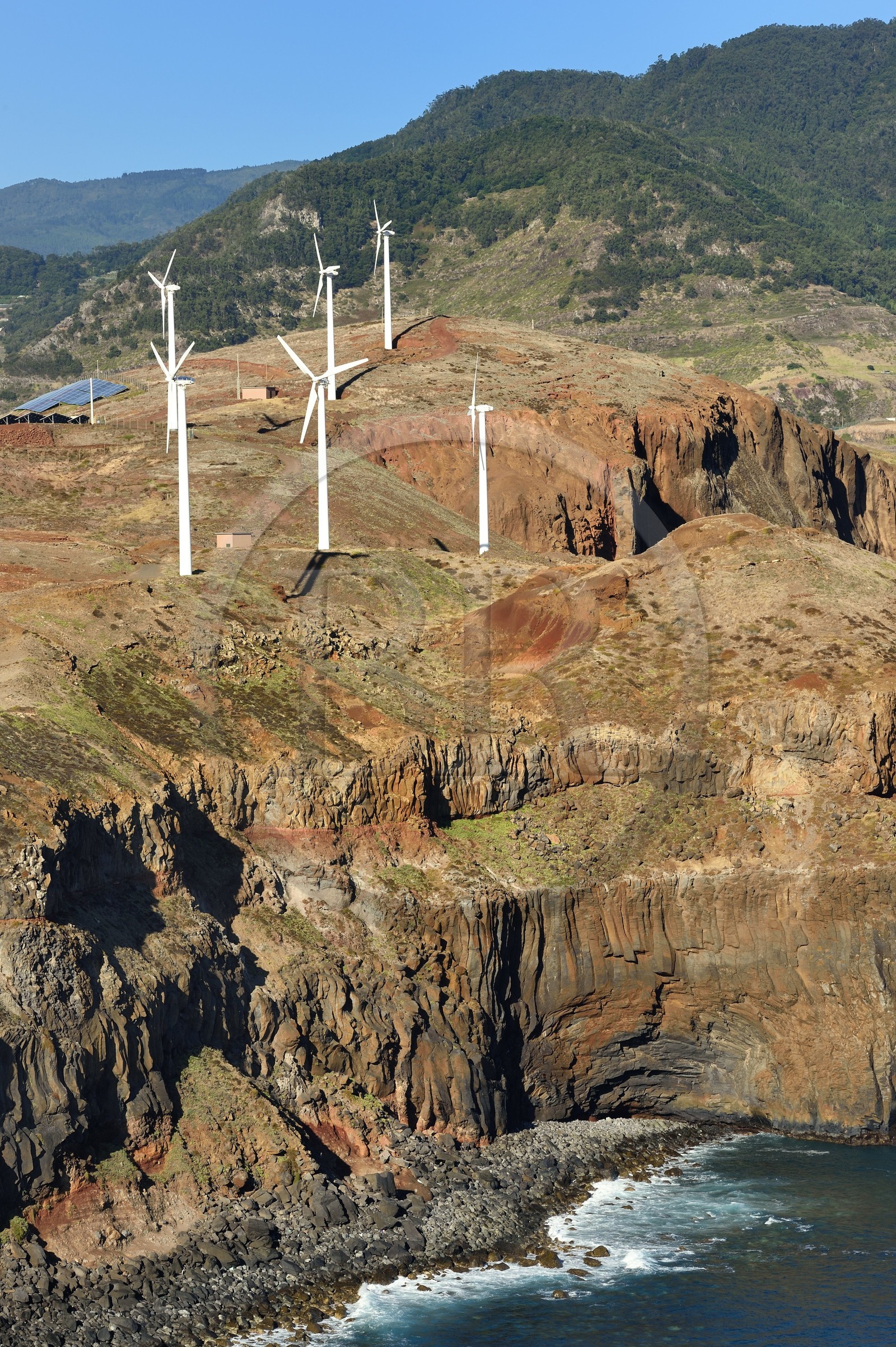 Portugal, Ile de Madère, parc d'éoliennes et panneaux solaires de la Ponta de Sao Lourenço (pointe Saint Laurent) à l'extrême Est de l'ile, les falaises de la Ponta do Rosto