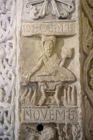 France, Allier (03), ancienne province du Bourbonnais, Souvigny, prieuré Saint-Pierre-et-Saint-Paul, nécropole ducale des Ducs de Bourbon, musée du Pays de Bourbonnais, le pilier roman, colonne calendaire (fin XIIe siècle) dite du Zodiaque, mois de novembre