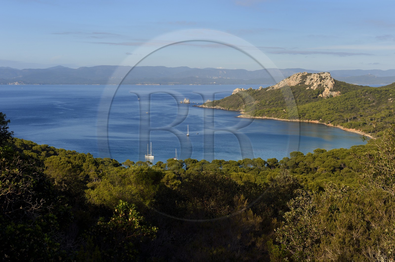 France, Var (83), Iles d'Hyères, parc national de Port Cros, Ile de Porquerolles, plage Notre-Dame et le Cap des Mèdes à droite