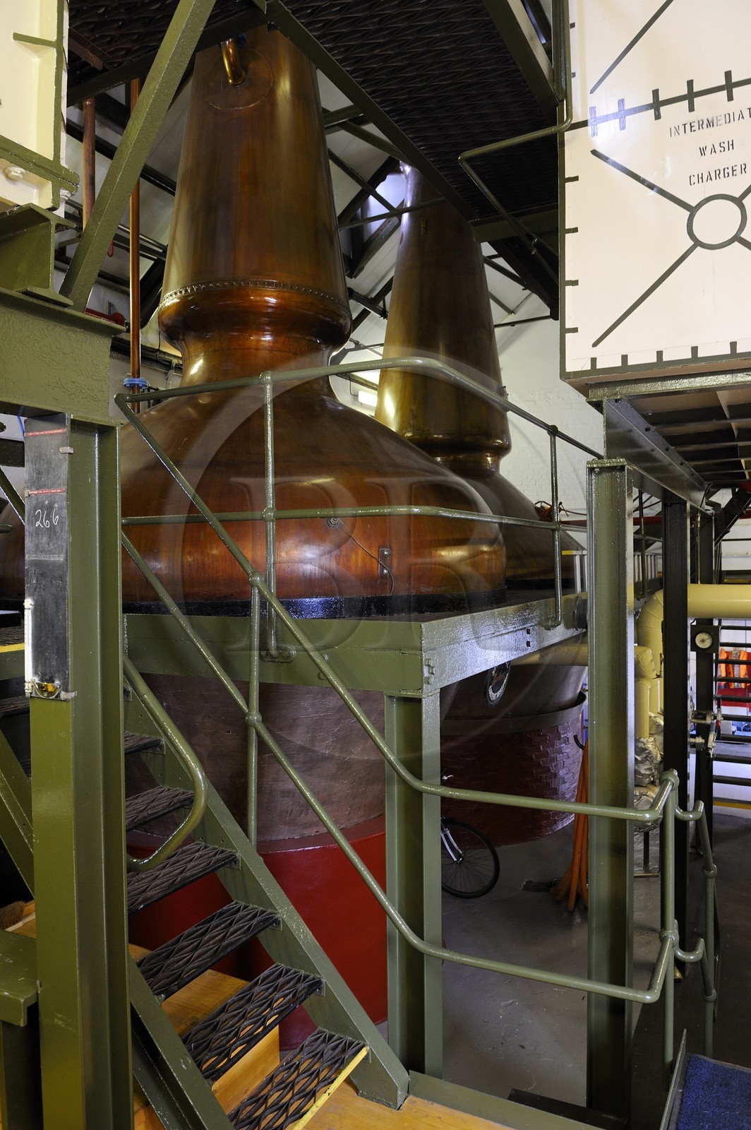 Royaume-Uni, Ecosse, Hébrides intérieures, Ile de Islay, Port Ellen, distillerie de whisky ArdbegPark, distillation du wash dans des alambics en cuivre Pot-stills