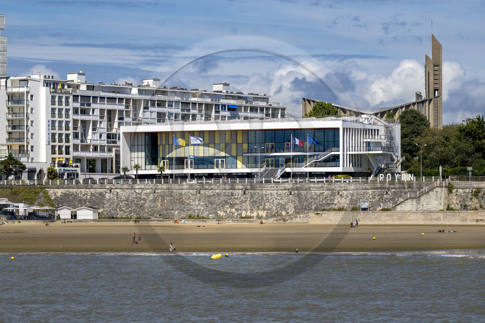 France, Charente-Maritime (17), Royan, le Palais de congrès (1957) signé de l’architecte-urbaniste Claude Ferret et l'église Notre-Dame de Royan construite de 1955 à 1958 par l'architecte Guillaume Gillet en arrière plan