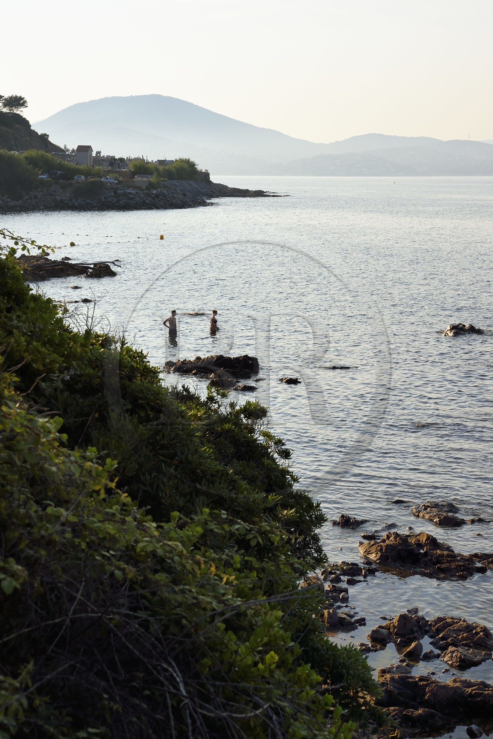 France, Var (83), Saint-Tropez, sentier des Graniers, baignade