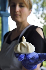 Géorgie, Kakheti, Telavi, domaine viticole Shumi, fabrication du traditionnel ravioli géorgien khinkali