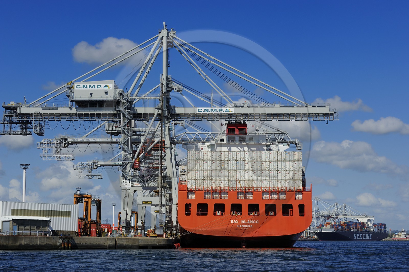 France, Seine-Maritime (76), Le Havre, port de commerce, porte-conteneurs dans le Bassin de chargement René Coty et grues
