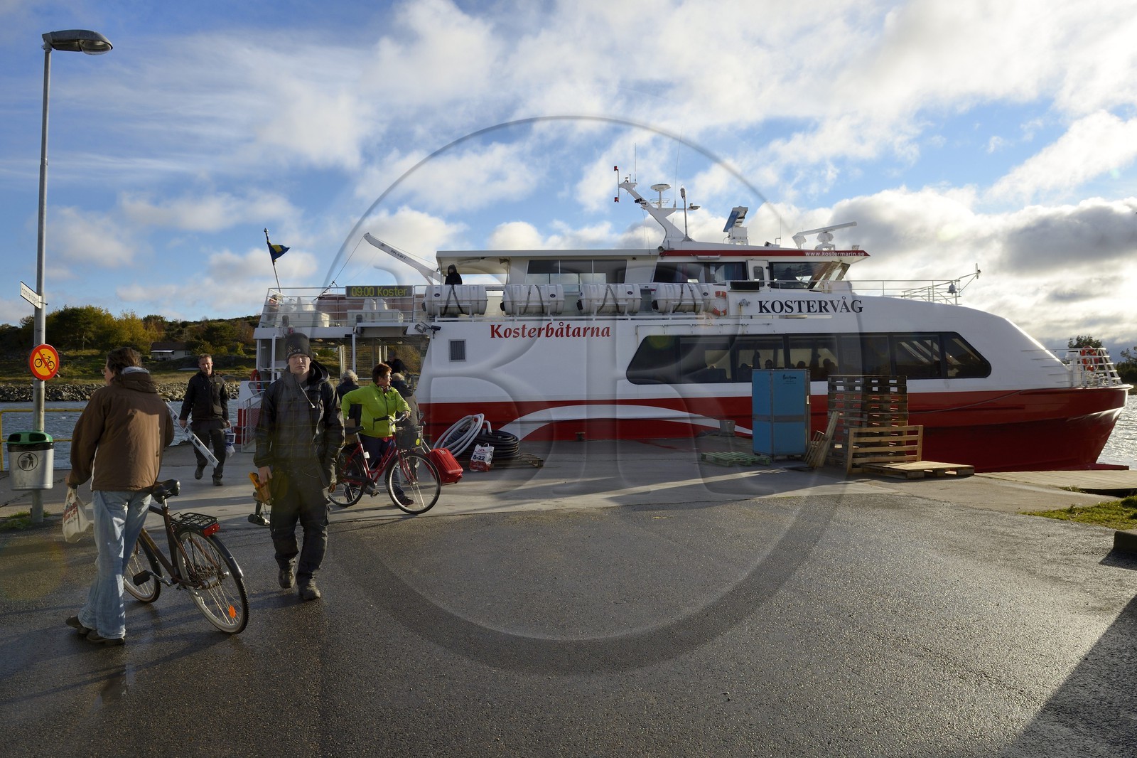 Suède, Västra Götaland, Iles Koster, Sydkoster, Ekenäs, embarquement à l'escale du ferry
