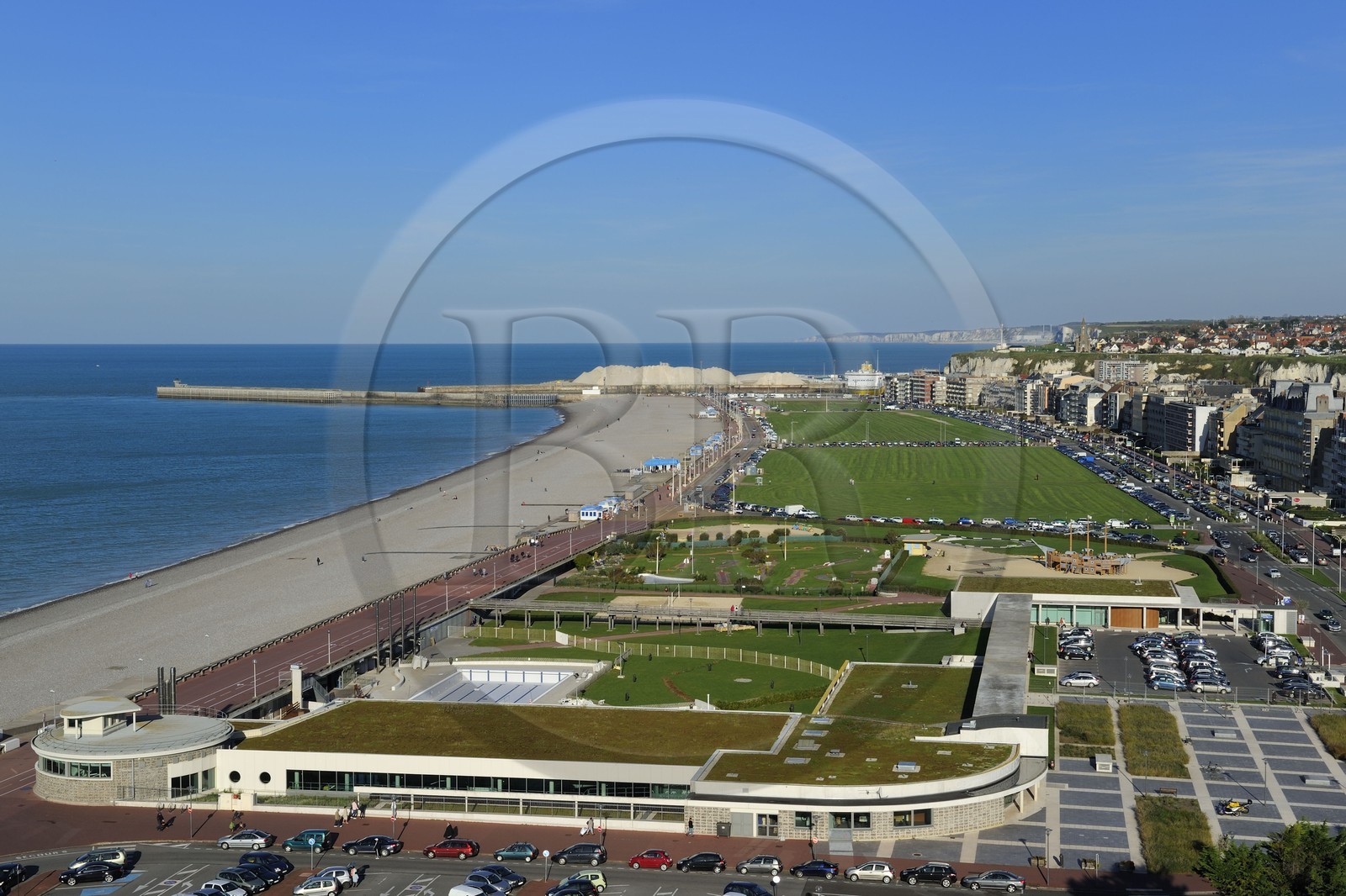 France, Seine-Maritime (76), Dieppe, la promenade maritime le long du boulevard de Verdun et la grand plage de galets