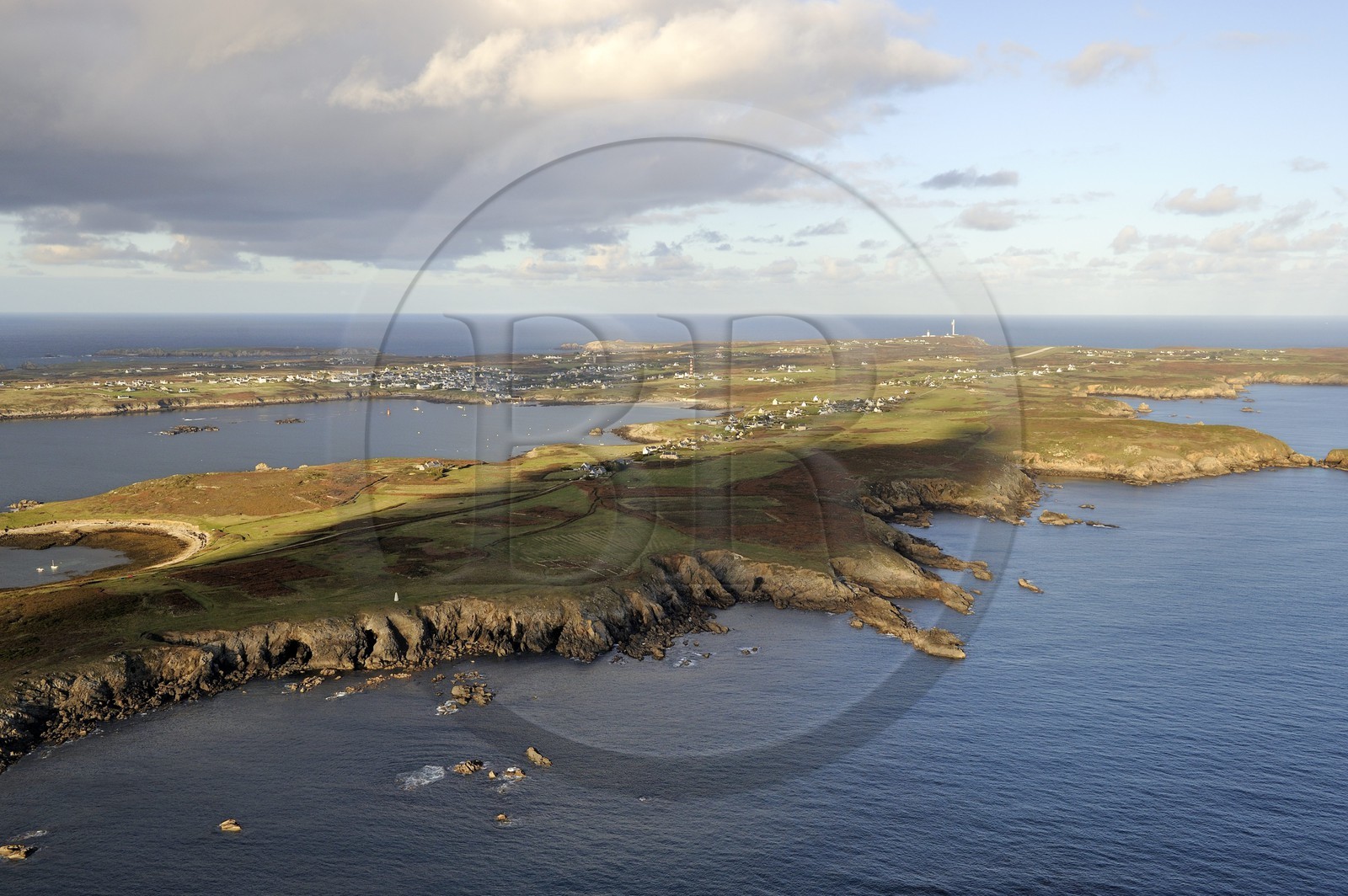 France, Finistère (29), parc naturel régional d'Armorique, mer d'Iroise, Ile d'Ouessant, réserve de Biosphère (UNESCO), la côte sud ouest (vue aérienne)