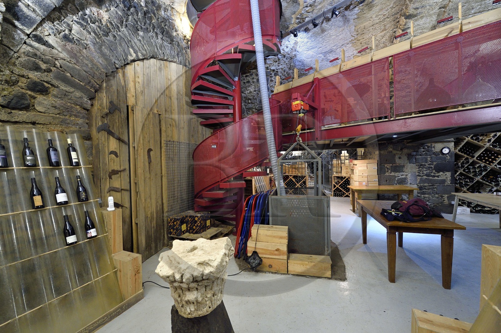 France, Puy-de-Dôme (63), Clermont-Ferrand, rue Pascal, caves en tuf sur trois niveaux de l'Hotel Martial de Grandseigne, niveau du caviste des Caves de GrandSeigne