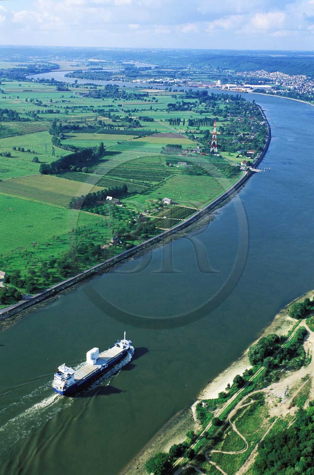 France, Seine-Maritime (76), un cargo descendant la Seine vers Brotonne, (vue aérienne)