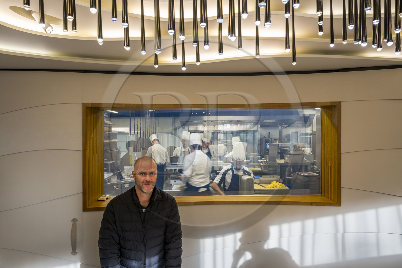 France, Charente-Maritime (17), La Rochelle, le chef étoilé Christopher Coutanceau dans son restaurant gastronomique 2 étoiles Michelin, devant la vitre à cristaux liquides que l’on peut opacifier de la Table du Chef