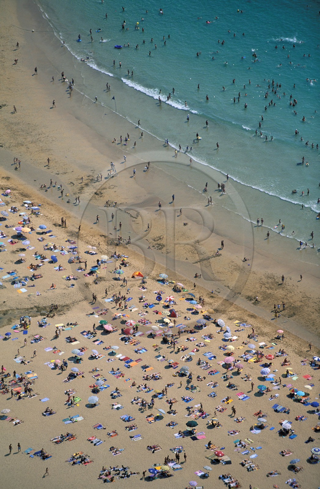 France, Finistère (29), Le Pouldu, de nombreux vacanciers sur la plage en période estivale (vue aérienne)