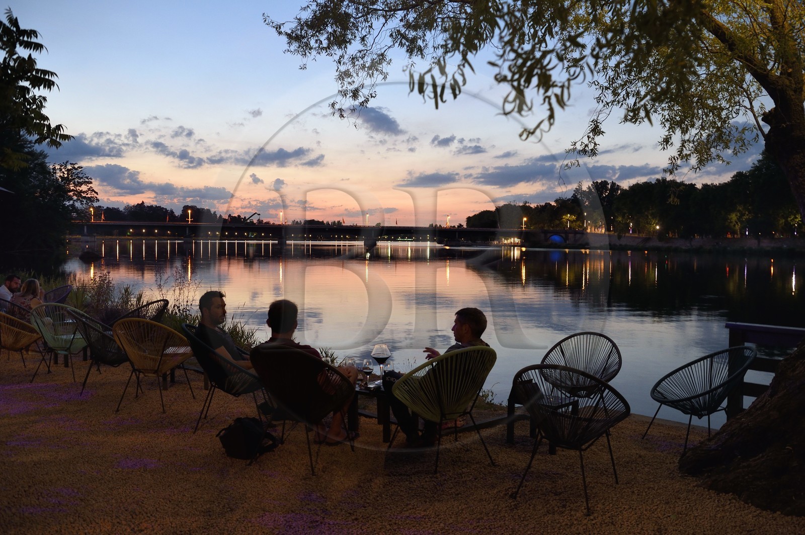 France, Allier (03), Vichy, Guinguette spirit at the Atmosphere Vichy restaurant on the banks of the Allier river in Bellerive-sur-Allier