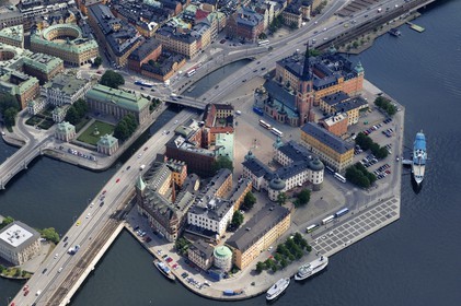 Suède, Stockholm, ile de Gamla Stan (vieille ville), île des Chevaliers (Riddarholmen) et l'église de Riddarholmen (Riddarholmskyrkan) (vue aérienne)