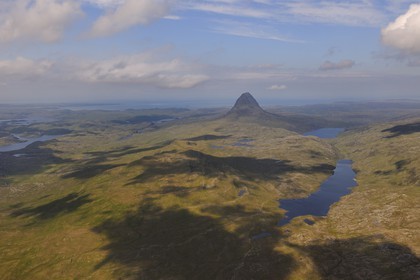 Royaume-Uni, Ecosse, Highland, le Mont Cul Mor 849m domine le Loch Veyatie à gauche et les paysages environnant de Assynt et Coigach dans les Northern Highlands (vue aérienne)