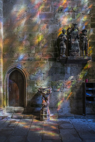 France, Côtes-d'Armor (22), Tréguier, cathédrale Saint-Tugdual, statue de Saint Yves entre le riche et le pauvre (en habit breton)