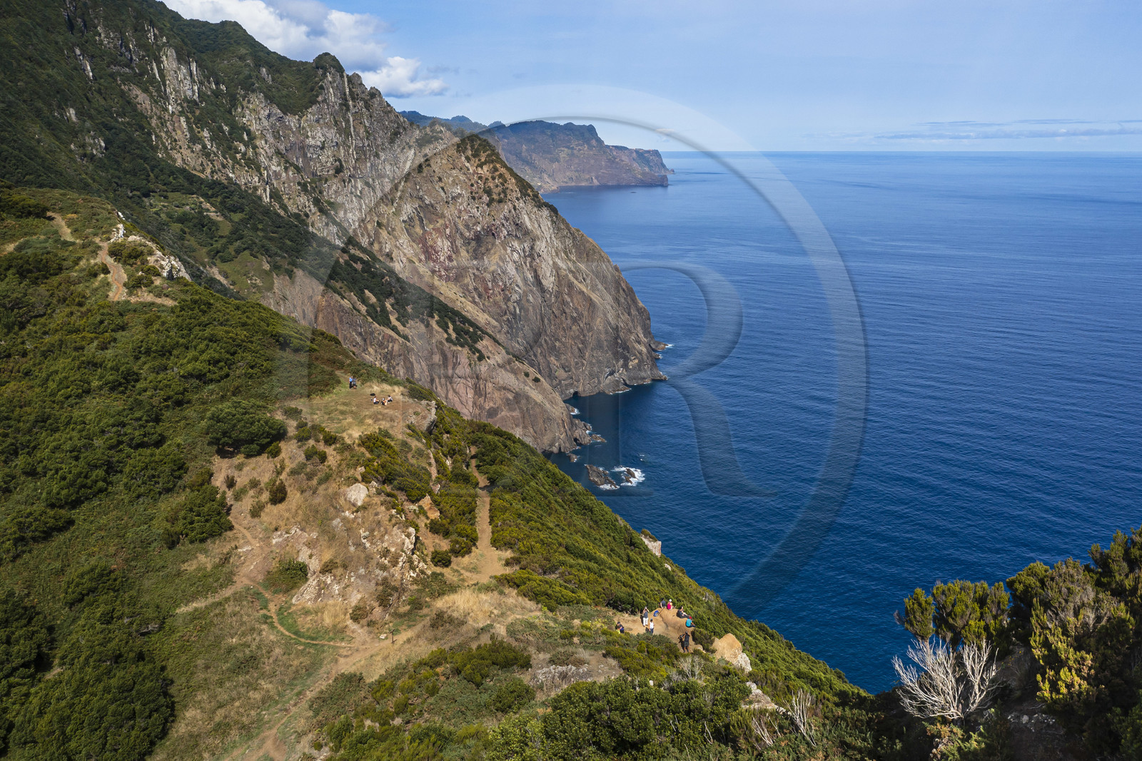 Portugal, Ile de Madère, randonnée de Machico à Porto da Cruz par le Vereda do Larano, au col de Boca do Risco (vue aérienne)