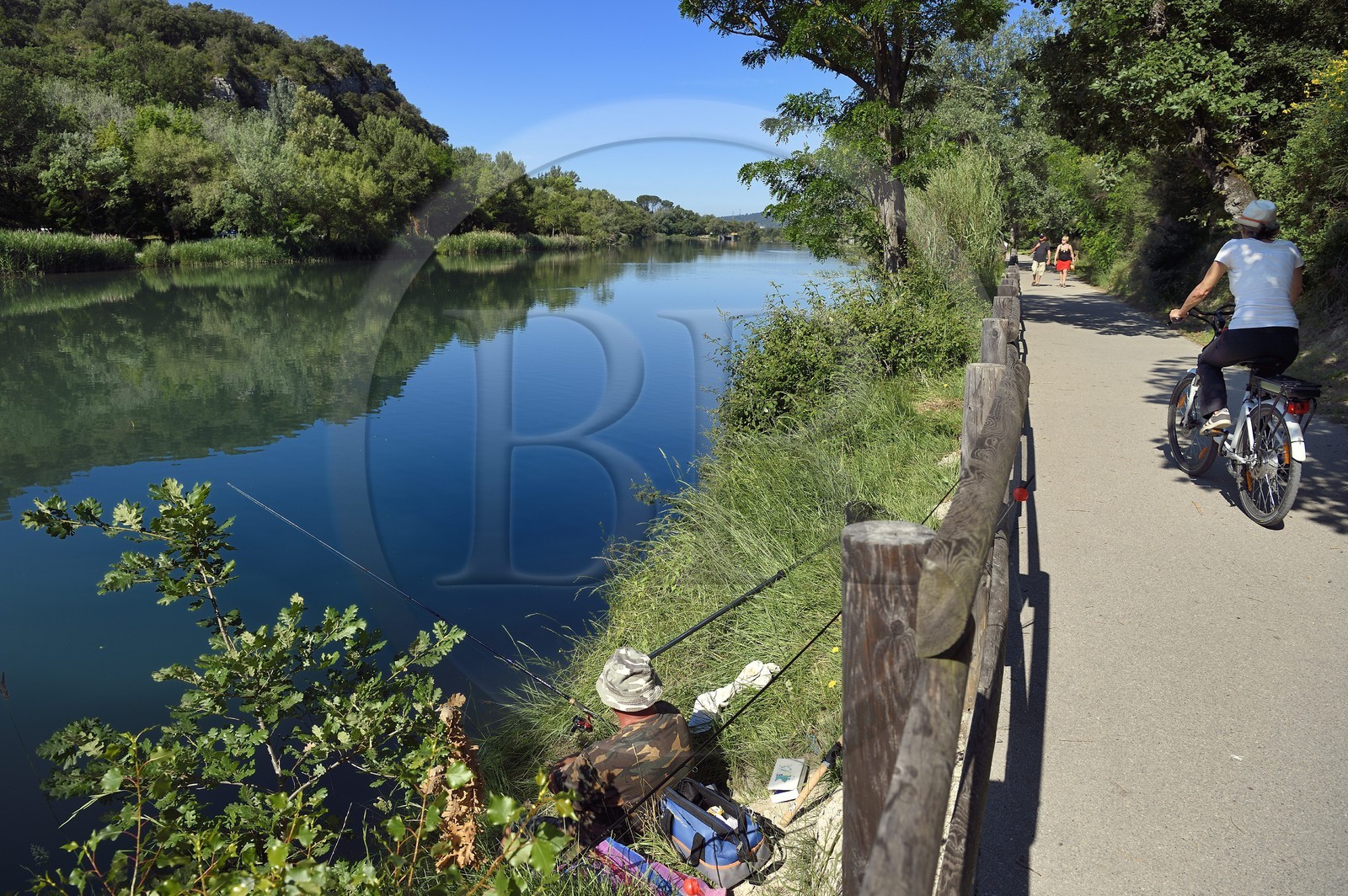 France, Alpes-de-Haute-Provence (04), parc naturel régional du Verdon, Gréoux-les-Bains, piste cylcable des rives du Verdon, peche à la truite