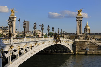France, Paris (75), le Pont Alexandre III et les invalides au fond