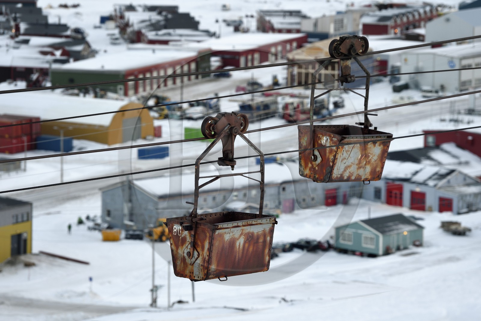 Norvège, Svalbard, Spitzberg, Longyearbyen, vieux chariots de transport de charbon sur l'ancien téléphérique