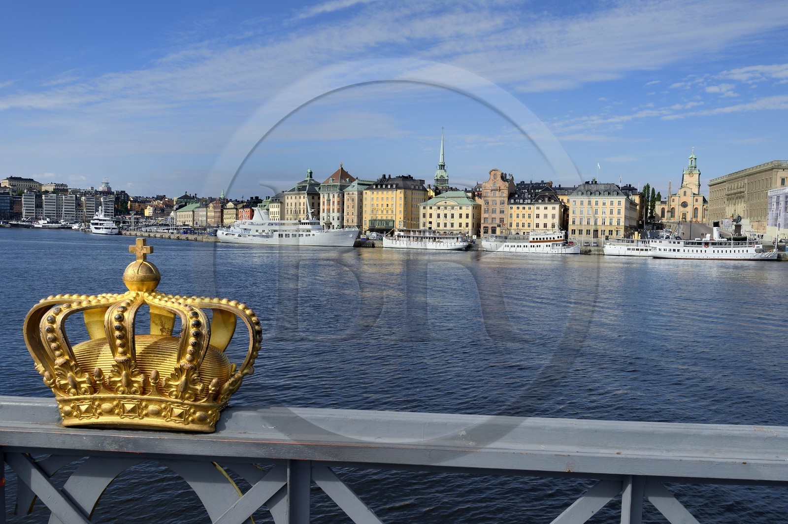 Suède, Stockholm, vue sur la vieille ville dans l'île de Gamla stan (Gamala Stan Riddarholmen) depuis l'île de Skeppsholmen, la couronne du pont de Skeppsholmen et la cathédrale en arrière plan