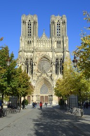 France, Marne (51), Reims, la cathédrale Notre-Dame de Reims, classée Patrimoine Mondial de l'UNESCO, la facade occidentale et le parvis