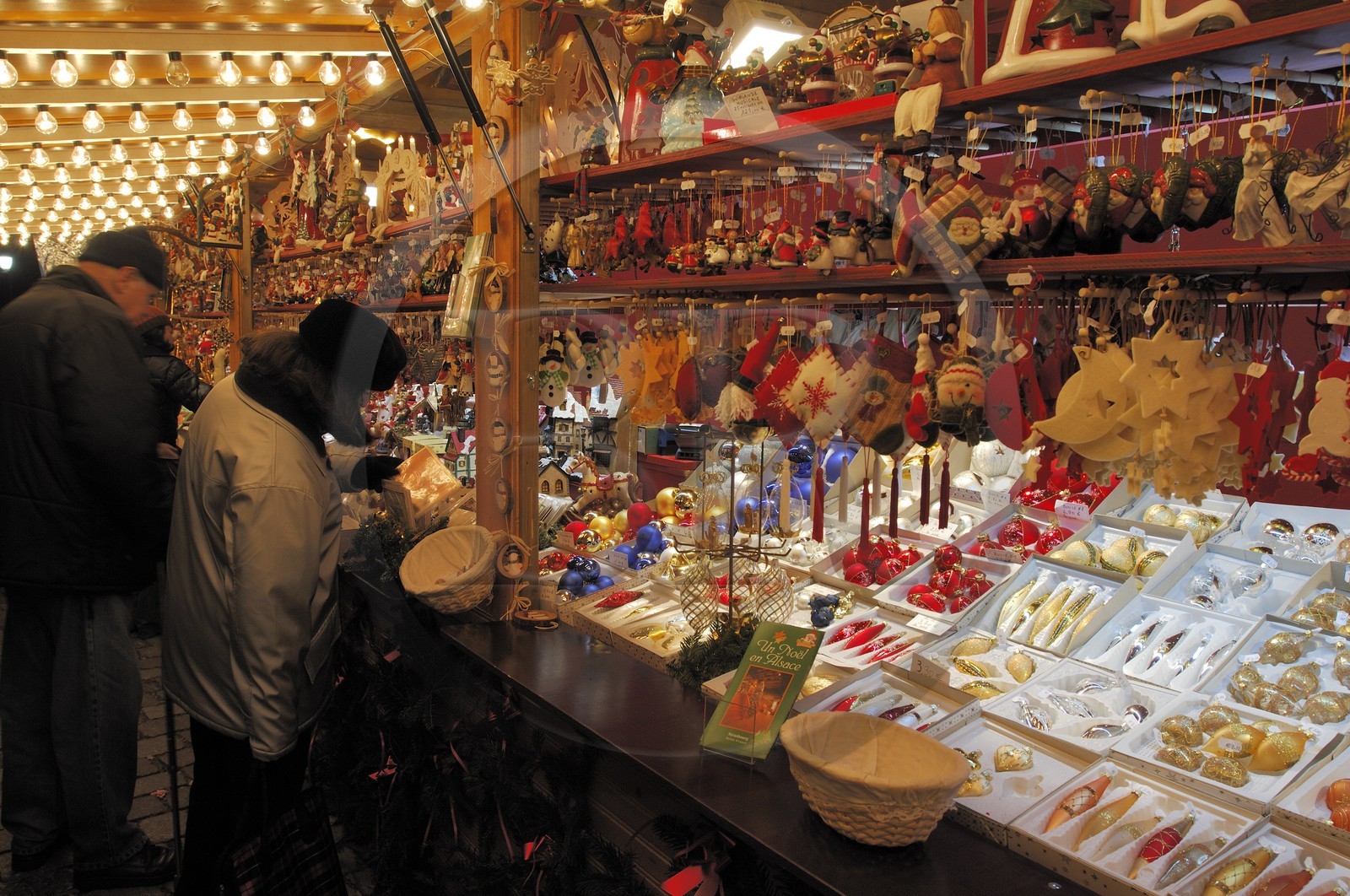 France, Bas Rhin (67), Strasbourg, vente d'objets decoratifs dans les cabanes du Marché de Noel
