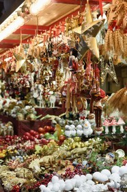 France, Bas-Rhin (67), Strasbourg, vieille ville classée au Patrimoine Mondial de l’UNESCO, vente de boules et autres décorations de Noël sur le stand de la famille Hoffmann au Marché de Noel (Christkindelsmarik) de la place Broglie